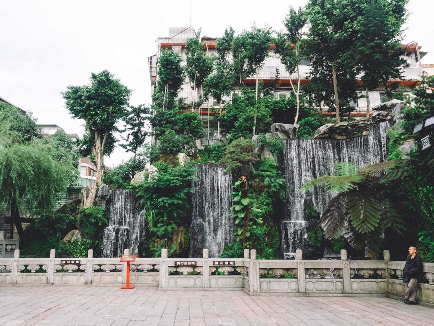 Taiwan - Taipei - Longshan Temple waterfall
