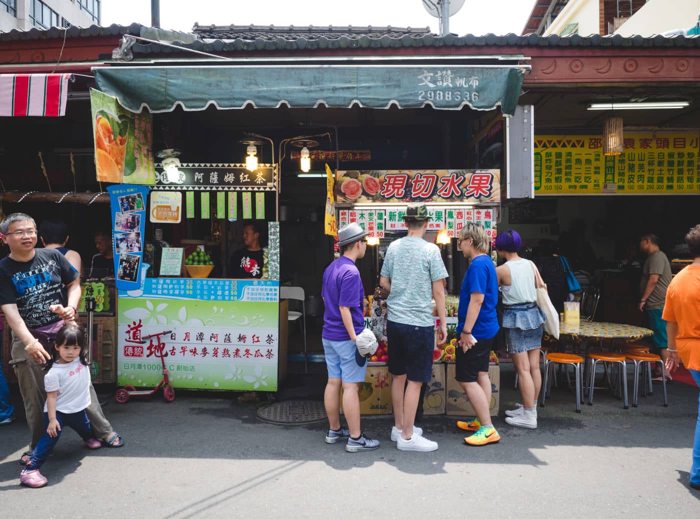 Taiwan - Nantou City - Buying fruits