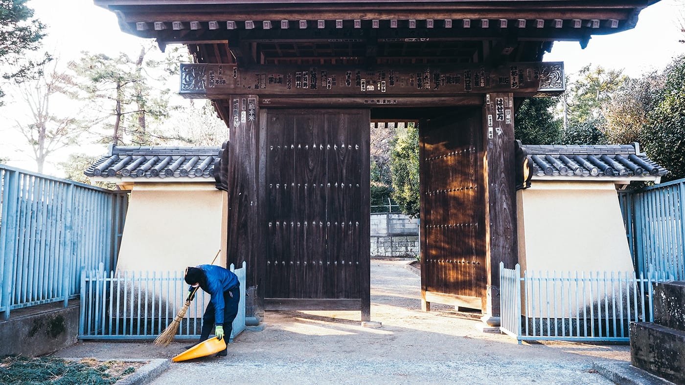 Japan - Gotokuji Temple - Keeping the temple clean