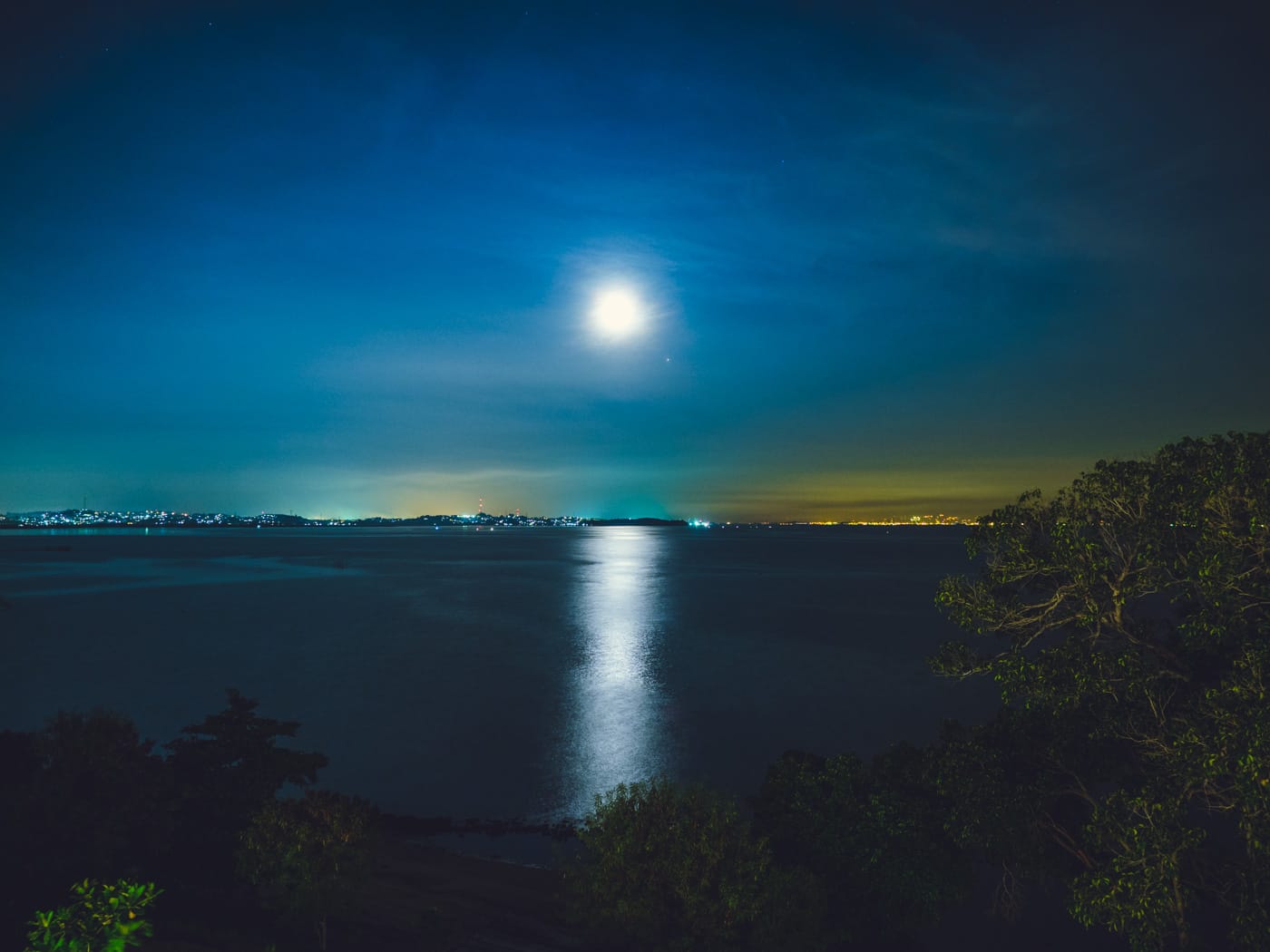 Indonesia - Montigo - Sunset reflecting moon