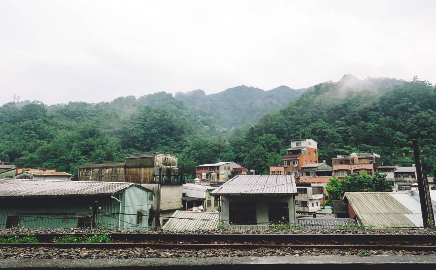 Taiwan - Shifen - Cramp houses along the railway track